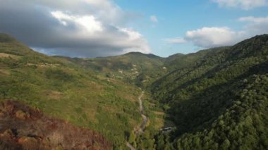 Orman vadisi, orman vadisi ve dağlar, bulutlu gökyüzü. 