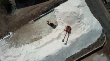 Kum, hava beyaz kum santrali ve yükleyicili kazıcı