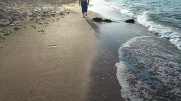 Promenader Stranden Man Promenader Stranden Vid Solnedgången — Stockvideo