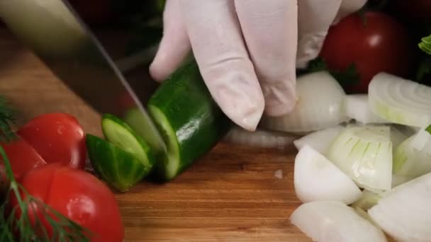 Gotować Kotlety Ogórek Ostrym Nożem Desce Tnącej Gotowanie Deska Krojenia — Wideo stockowe