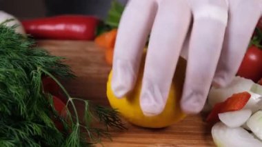 Kesme tahtasında keskin bıçakla limon doğruyor. Pişirme, kesme tahtası, limon, salata, biber, dereotu, maydanoz, domates, soğan, organik gıda