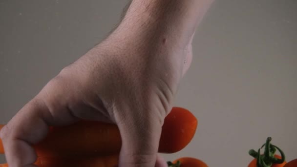 从水中取出蔬菜 慢镜头 水里的胡萝卜 西红柿 — 图库视频影像