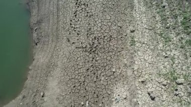 Kurumuş göl, kurumuş göl tabanı, kuraklık.