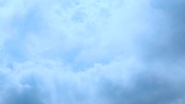 Bulutlar, beyaz ve gri bulutlar zaman geçiyor