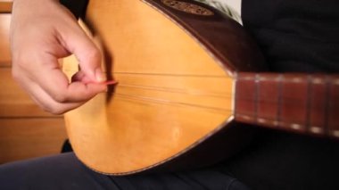 Baglama çalan, Türk müzik enstrümanı baglama çalan adam.