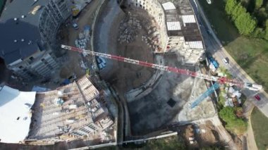 İnşaat alanı, havadan kule vinci ve inşaat alanı.