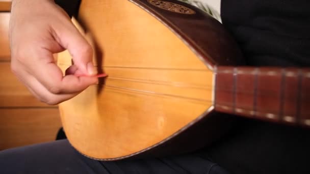 Играет Baglama Человек Играет Турецком Музыкальном Инструменте Baglama — стоковое видео