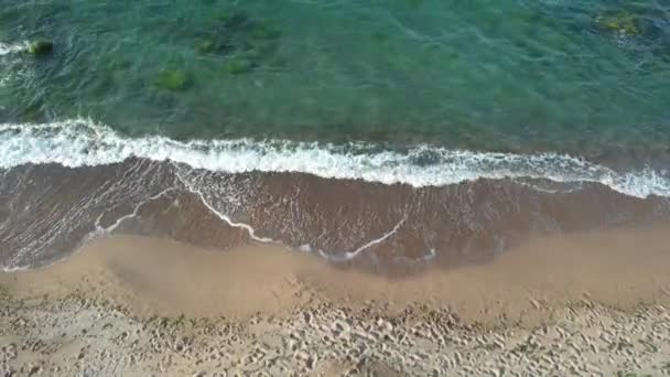 Plajă Valuri Plajă Aeriană Valuri Prăbușite Apropierea Mării — Videoclip de stoc