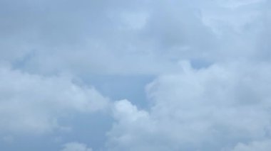 Bulutlar, zaman geçişi ve mavi gökyüzü