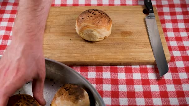 Brot Schneiden Chef Brot Auf Den Tisch Schneiden — Stockvideo