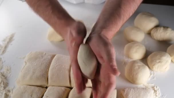 厨师把面包面团铺开 面包在白桌上涂上面团 — 图库视频影像