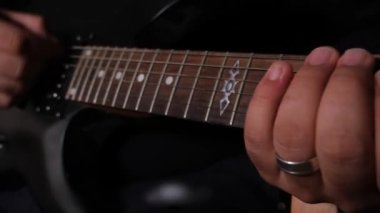 Gitar çalmak, elektro gitar çalan adamı kapatmak.