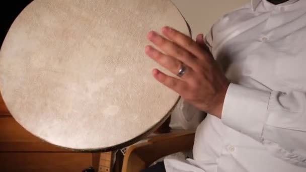 Музичний Інструмент Бубон Людина Грає Східному Музичному Інструменті Бубон — стокове відео