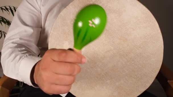 Man Die Tamboerijn Maraca Bespeelt Oosters Muziekinstrument — Stockvideo