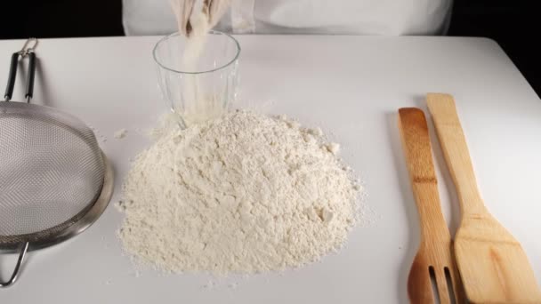 Koki Mengukur Tepung Menuangkan Tepung Dalam Cangkir Membuat Adonan Roti — Stok Video