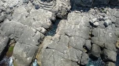 Kaya havuzu, deniz kenarındaki doğal kaya havuzları.