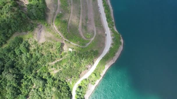 Lago Bosque Camino Montaña Lago Azul Aéreo Bosque Verde — Vídeo de stock