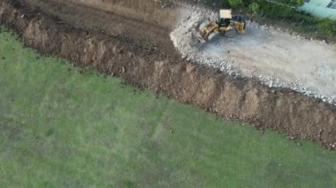 Hava yükleyicisi yol yapımında çalışıyor