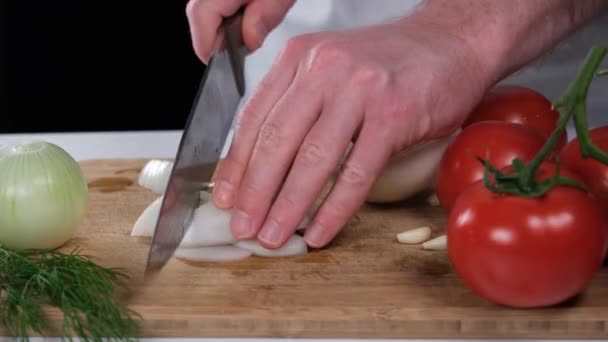 Siekanie Cebuli Kucharz Krojenie Cebuli Nożem Siekanie Deski — Wideo stockowe