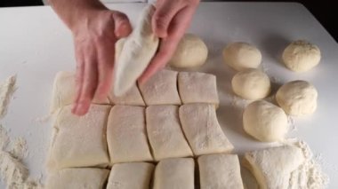 Şef yuvarlak ekmek hamuru, ekmek hamuru beyaz masada