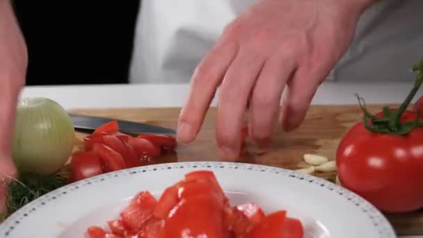 Krájená Rajčata Rajčatové Plátky Kuchaři Krájejí Rajčata Nožem — Stock video