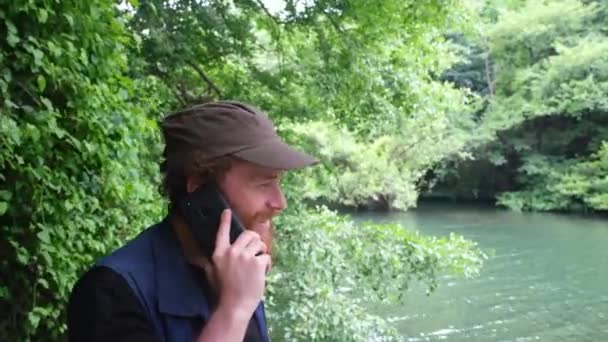 Parler Téléphone Homme Parler Téléphone Dans Zone Naturelle — Video