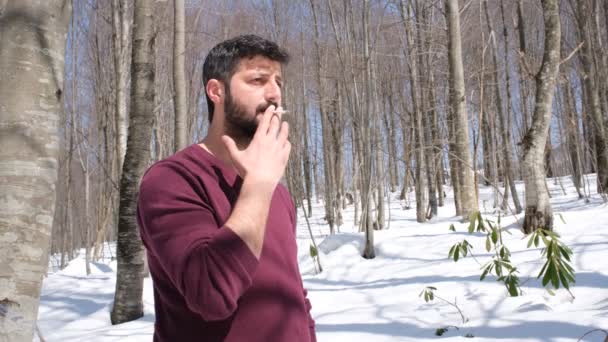 Rökning Skogen Ung Man Röker Den Snöiga Skogen — Stockvideo