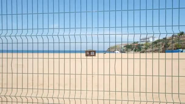 浜辺とフェンス鉄柵の後ろの浜と海岸パンショット — ストック動画