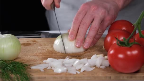 Krojenie Cebuli Szef Kuchni Krojenie Cebuli Nożem Deska Krojenia — Wideo stockowe