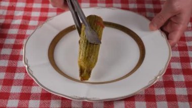 Yemek servisi tabağı, beyaz tabak, kabak yemeği, sağlıklı yemek.