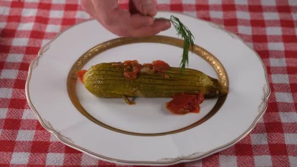 Grönsaksrätt Servering Tomatsås Garnerade Med Dill Hälsosam Mat — Stockvideo