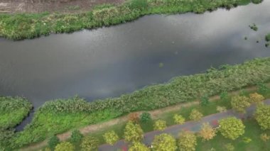 Nehir, hava nehri ve bulut yansıması, beyaz kuşlar.
