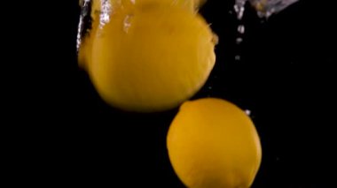  lemon, yellow lemon in water, black background