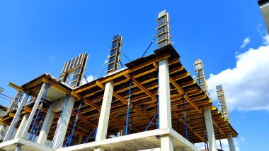 Gökyüzüne bakan cambaz kuleleri, bitmemiş bina, inşaat alanı, ikinci kat, kulübe inşaatı, açık planlı daire.