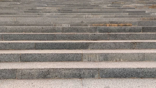 花岗岩楼梯关闭 花岗岩质感 花岗岩背景 在一个没有人的城市公园里 清澈的花岗岩台阶 — 图库照片