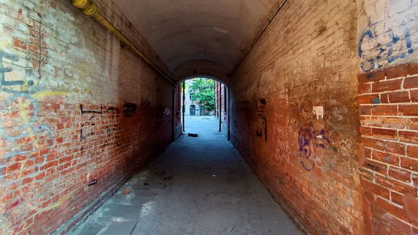 Ceglany Tunel Domu Wejściem Dziedziniec Stary Łuk Ceglany Murowane Ściany — Zdjęcie stockowe