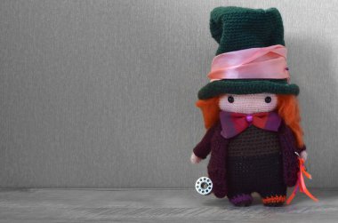 Evdeki masadaki yün bebek Willy Wonka karakteri, şapka ve papyonlu parlak bebek, film karakteri şeklinde bebek, masal karakteri, yazı için yer, oyuncak bebek