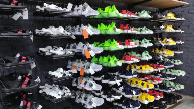 Ayakkabı mağazasında, ayakkabı rafında, parlak spor ayakkabıları, spor ayakkabıları, ayakkabı arka planı 