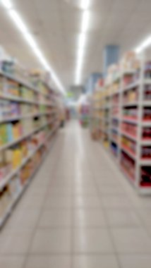 Süpermarketteki alışveriş merkezi manzarası, pazardaki alışveriş stantları, pazardaki ürünlerle dolu satış rafları, bakkal, ürünlerle dolu depo, alışveriş sepeti, mavi arka plan