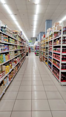 Süpermarketteki alışveriş merkezi manzarası, pazardaki alışveriş stantları, pazardaki ürünlerle dolu satış rafları, bakkal, ürünlerle dolu depo, alışveriş sepeti.,