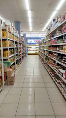 Süpermarketteki alışveriş merkezi manzarası, pazardaki alışveriş stantları, pazardaki ürünlerle dolu satış rafları, bakkal, ürünlerle dolu depo, alışveriş sepeti.,