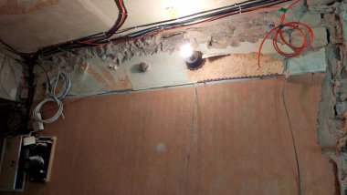Parlak lambalı eski bir duvar manzarası, apartman yenilenmesi, elektrik kabloları, elektrik kablosu.