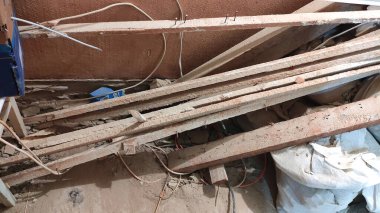 Dairenin yenilenmesi, ev inşaatı, yenileme çalışmaları, duvar sökülmesi, yenileme süreci, inşaat atığı, ahşap tahtalar, inşaat malzemeleri, beton parçaları.