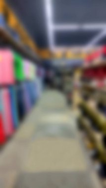 Piyasadaki tişörtlerin üst görüntüsü, arka plan bulanıklığı, spor mağazasında tişört satışı, renkli tişörtler.