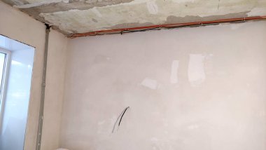 Dairenin yenilenmesi, tavan manzarası, duvarlar sıvalı, oda boş, duvar boş, duvar alçıdan yapılmış, odanın köşesi...