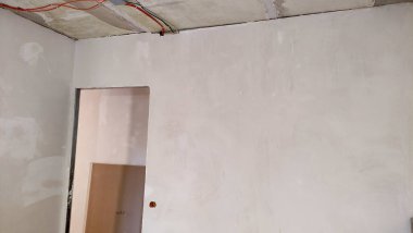 Dairenin yenilenmesi, tavan manzarası, alçılı duvarlar, boş oda, boş duvar, alçıdan duvar, odanın köşesi, kapı girişi, elektrik kablosu.