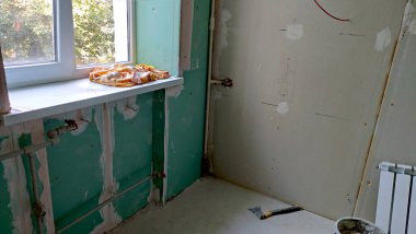 Dairenin yenilenmesi, tavan ve pencerenin görünümü, sıva duvarlar, boş oda, boş duvar, sıva duvar, odanın köşesi, kapı girişi, elektrik kablosu.