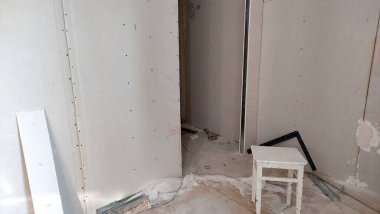 Dairenin yenilenmesi, tavan manzarası, alçılı duvarlar, boş oda, boş duvar, alçıdan duvar, odanın köşesi, kapı girişi, elektrik kablosu.