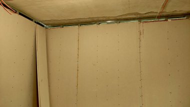 Dairenin yenilenmesi, tavan manzarası, duvarlar sıvalı, oda boş, duvar boş, duvar alçıdan yapılmış, odanın köşesi...