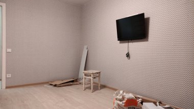 Tadilatı tamamlama sürecinde dairenin fotoğrafı, mobilyasız boş bir daire, son yenileme, bitirme işleri, aletler